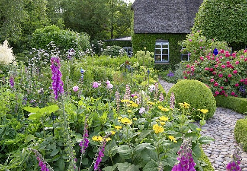 Pro venkovské zahrady je typická bujnost. Ať už je zahrada porostlá nízkými či vysokými rostlinami, vždy vyzařuje velkorysost (Zdroj: OBI Česká republika s.r.o.)