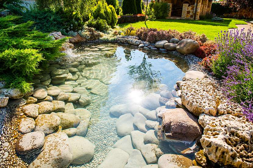 Jezírka a rybníčky působí v zahradě relaxačně (Zdroj: Depositphotos (https://cz.depositphotos.com))