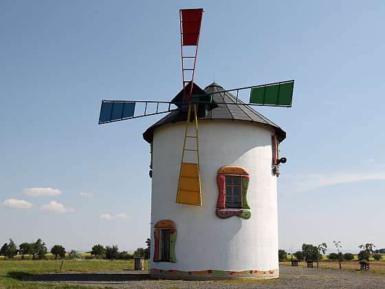 Dominantou obce Černilov je neobyčejný pohádkový větrný mlýn (Zdroj: Archiv FTV Prima, se svolením FTV Prima)