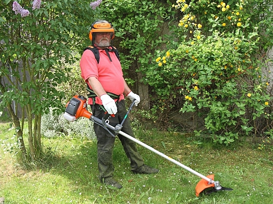 Křovinořez Oleo-Mac 746 T si poradí s plevelem i nálety dřevin