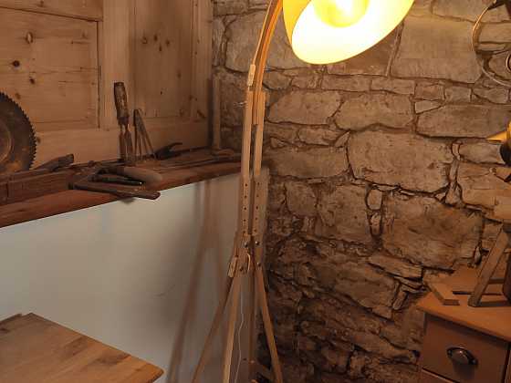 Vyrobte si ze starých dřevěných berlí originální lampu (Zdroj: Pavel "Kutil" Zeman)
