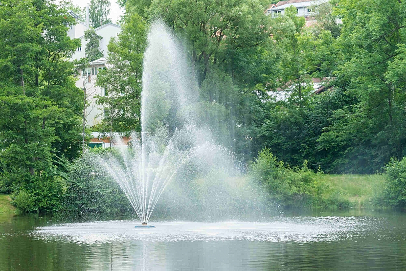 Vodní fontána v jezeře