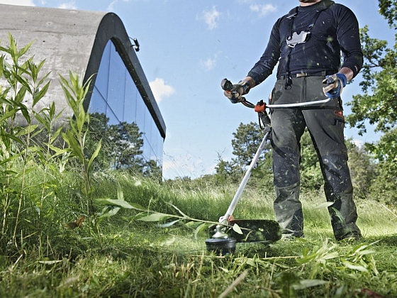 Zbavte se hustého porostu s křovinořezem Husqvarna 525RX