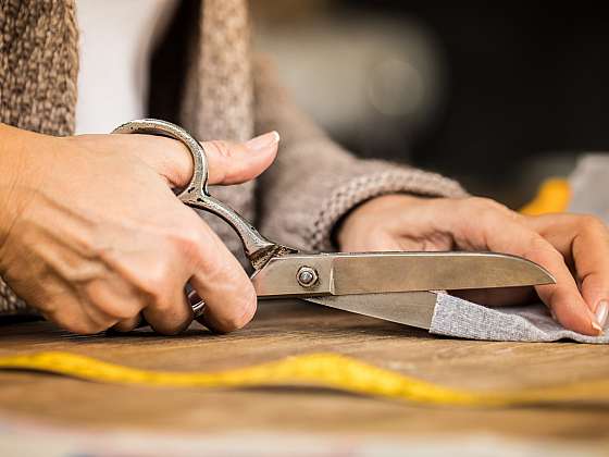 Staré nůžky nabrousíte snadno i pomocí kousku alobalu (Zdroj: Depositphotos (https://cz.depositphotos.com))