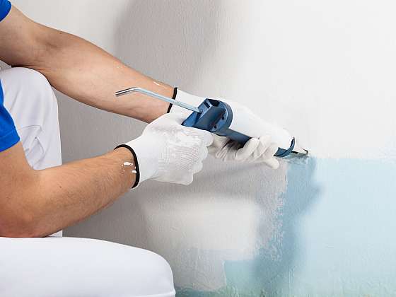 Praskliny ve zdi nejrychleji opravíte akrylovým tmelem
(Zdroj: Depositphotos (https://cz.depositphotos.com))
