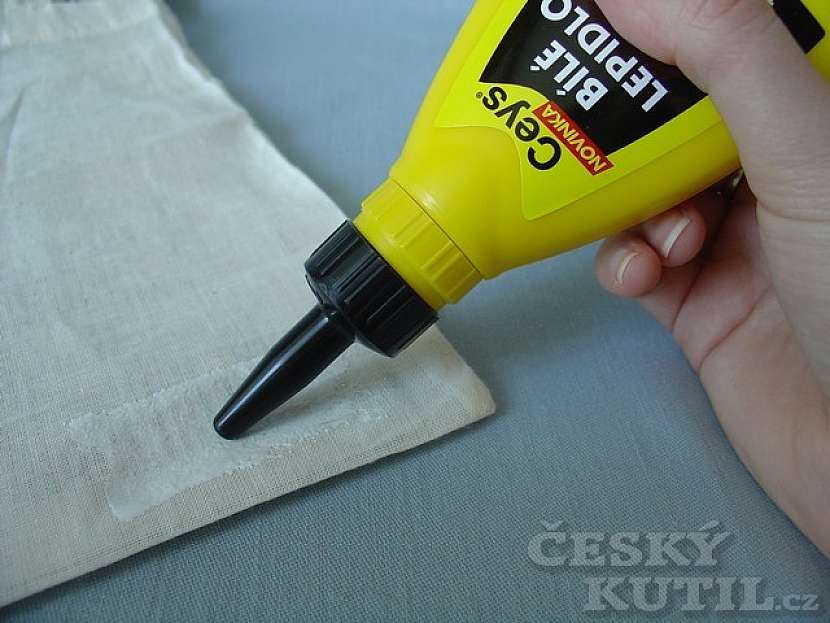 Zdobení látkové tašky - výtvarná technika dekupáž
