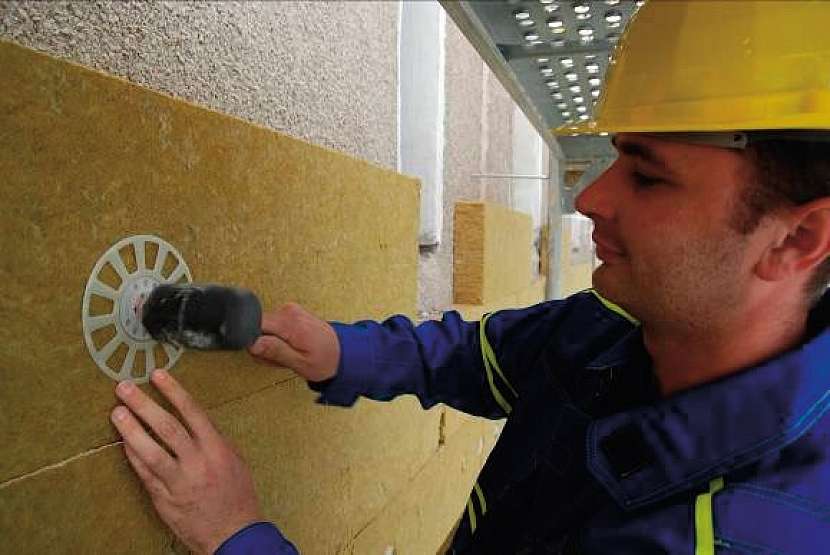 Správné kotvení desek z minerální vlny s použitím rozšiřujícího roznášecího talířku