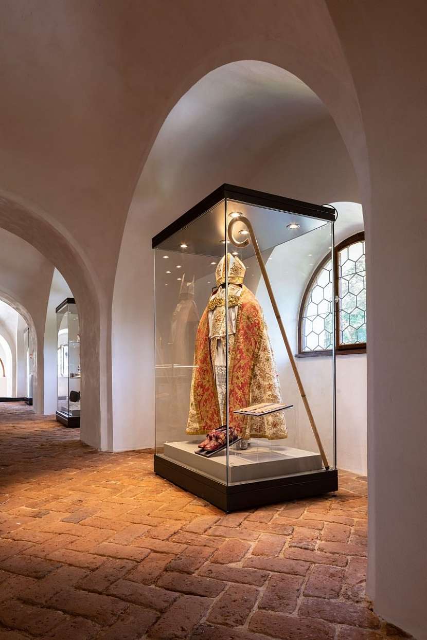 Na empoře kostela pak vznikla nová expozice, ve které si návštěvníci mohou prohlédnout liturgické předměty a archiválie spjaté se Sázavou, unikátní alabastrovou kropenku nebo původní sochu Panny Marie z průčelí kostela.