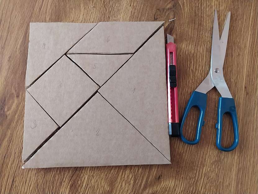 Tangram čtverec, který je již rozdělený na jednotlivé díly