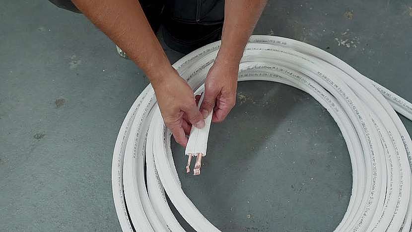 Silové kabely v pevném obalu se použijí na propojení vnější a vnitřní jednotky klimatizace