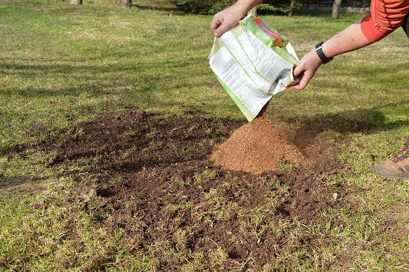 Směs pro opravu holých míst v trávníku je k sehnání už hotová, tedy ji přímo můžete použít