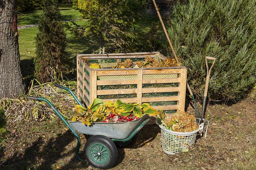 Kompost je nedílnou součástí každé zahrady – měl by být dobře přístupný, ideálně umístěný někde v rohu zahrady a s dostatečnou kapacitou pro zpracování téměř všech organických zbytků kromě plevelů