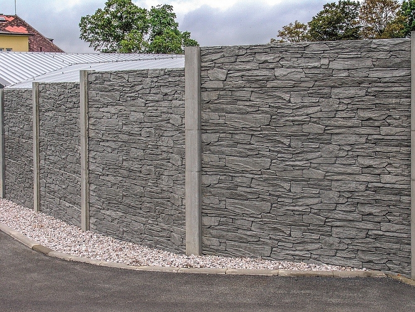 Zkuste plot z betonových desek