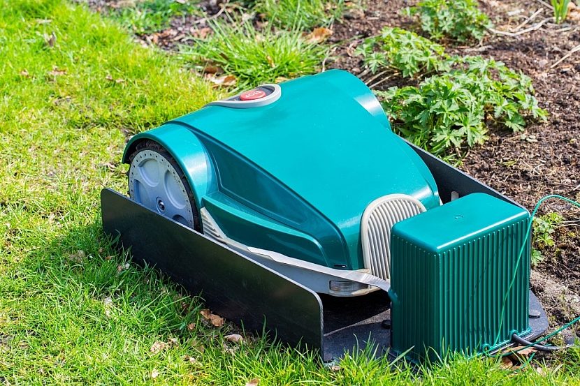 Moderním zahradním strojem pro údržbu trávníku je zahradní robot. Stačí jen nastavit a pracuje sám