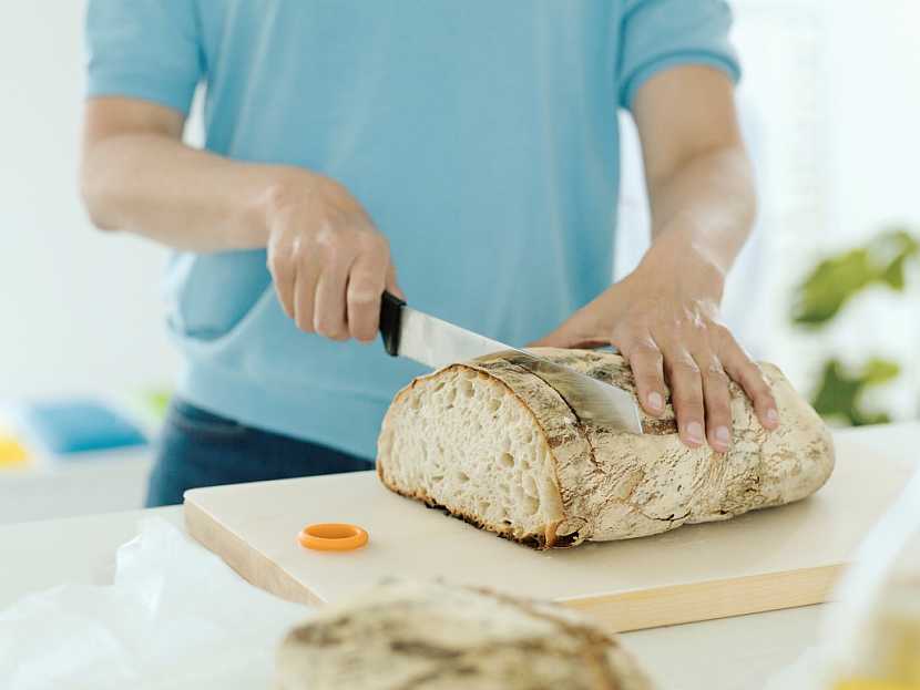 Nůž na chléb a pečivo