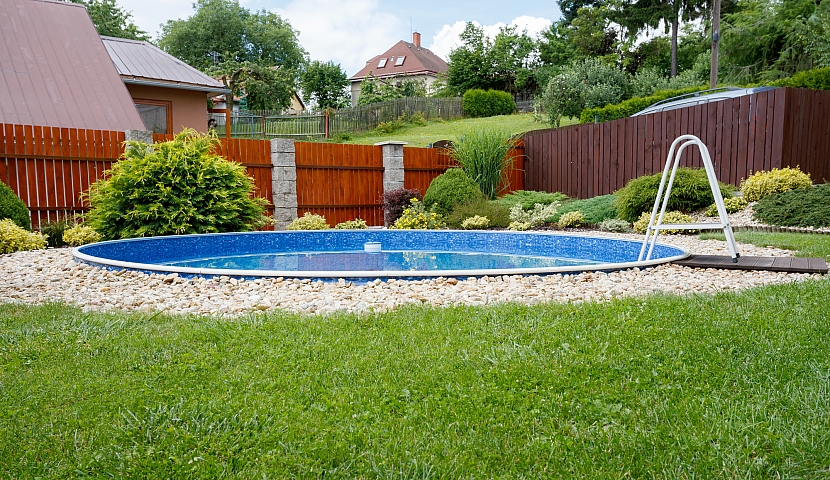 Zahradní bazén můžete zastřešit, prodloužíte si koupací sezónu (Zdroj: Depositphotos.com)
