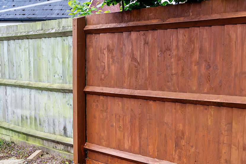 Dřevěný plot před a po natření