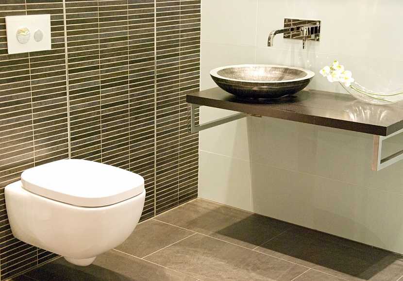 Závěsná toaleta přináší větší komfort i hezčí vzhled