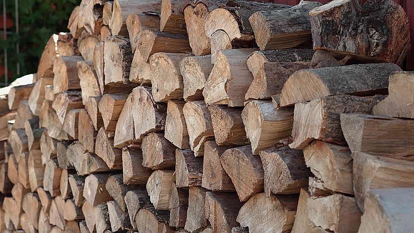 Pokud topíme dřevem, mělo by být vyschlé