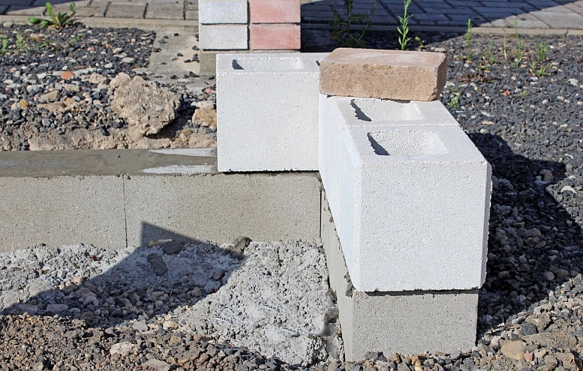 Jak tedy postupovat při stavbě garáže z betonových tvarovek?