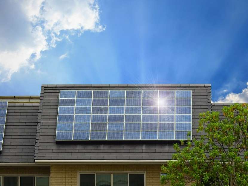 Pro splnění NZEB při elektrickém vytápění rodinného domu po roce 2020 je vhodným řešením instalace FVE