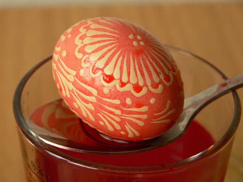 Barvení vajec s voskovým dekorem