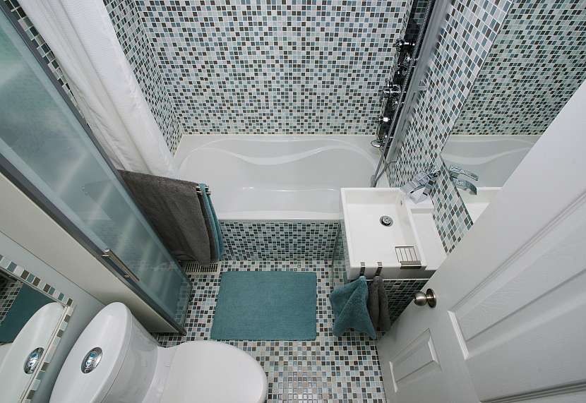 Koupelna pro hosty nemusí být velká, ale musí mít vše, co ve správné koupelně být musí