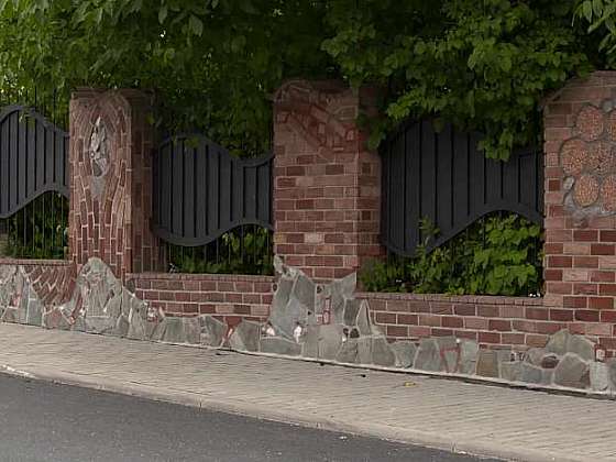 Zajímavá mozaika z kamenů na podezdívce plotu působí velmi originálně (Zdroj: Prima DOMA MEDIA, s.r.o.)