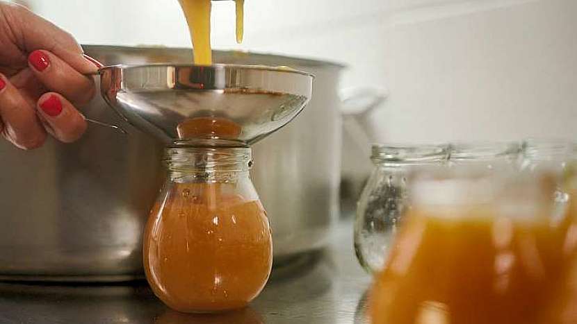 Vymyté skleničky se plní vybranými druhy marmelád
