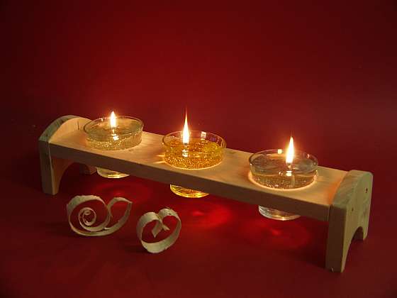 Vyrobte si krásný dřevěný stojánek na svíčky (Zdroj: PePa)