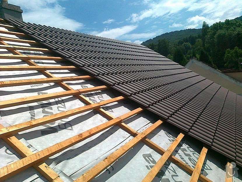Na pokládku betonové nebo pálené střešní krytiny musíme mít odpovídající krov