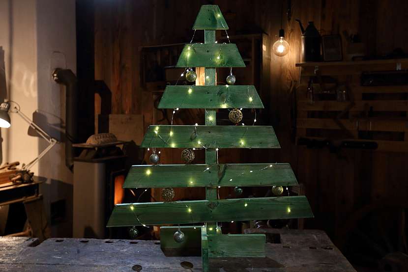 Natřený stromeček ověsíme světýlky i vánočními ozdobami