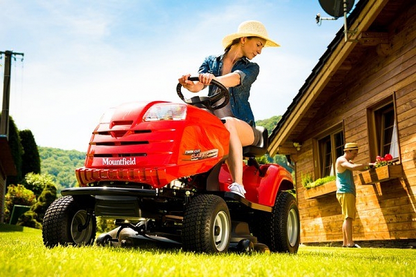 Stroj, bez něhož se neobejdete - to je pro mnohé zahradní traktor