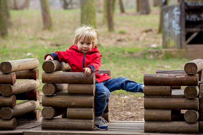 I malé děti ocení dřevěnou kulatinu pro své hrátky a objevování světa