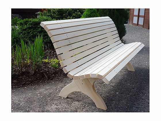 Na poctivé dřevěné lavičce je radost sedět
