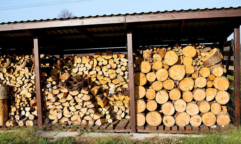 Stavba kůlny na dříví je rychlejší, jednodušší a levnější