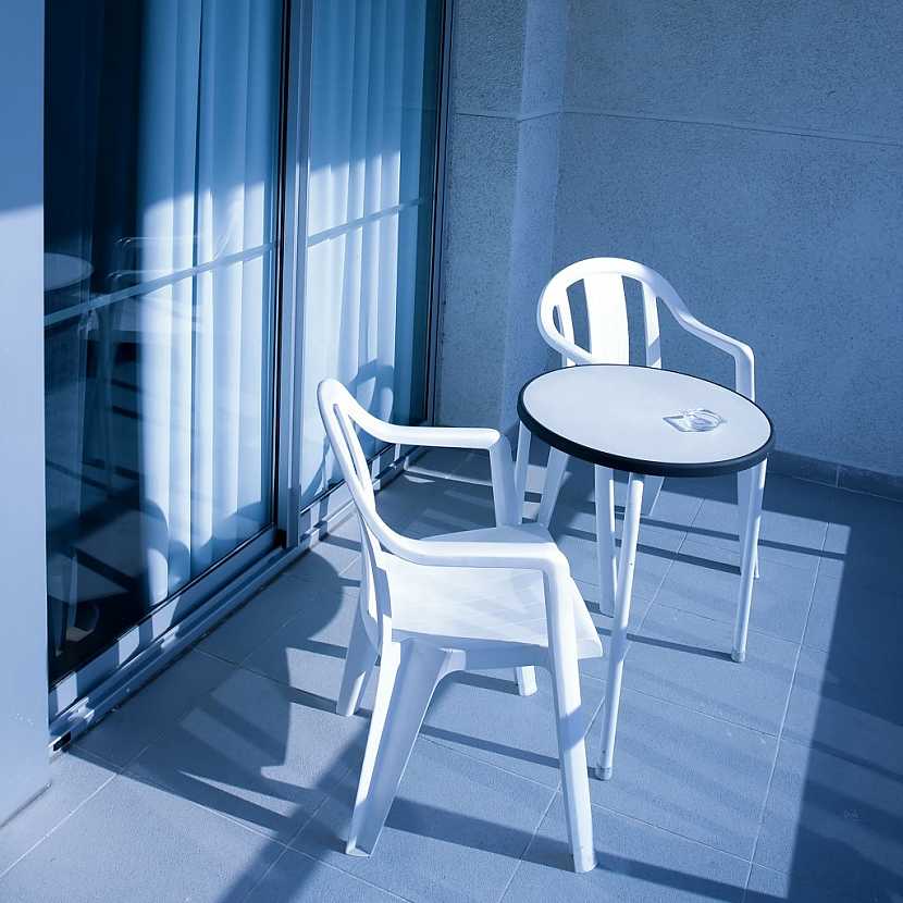 Plastové židličky jsou levnou variantou, dlouhodobé teplo jim ale nesvědčí