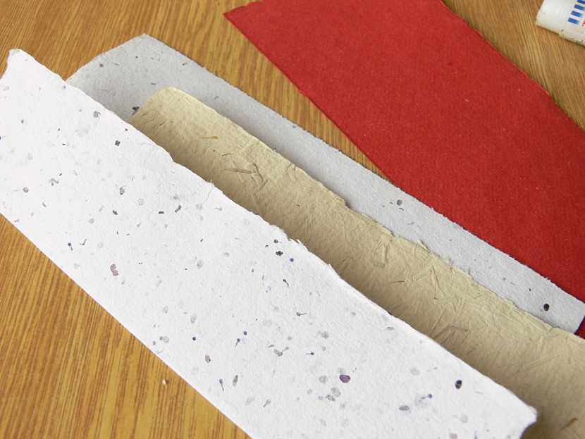 Výroba přáníčka z ručního papíru