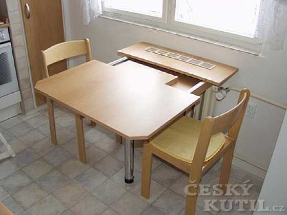 Výsuvný stůl do malého prostoru svépomocí (Zdroj: Pavel Kutil Zeman)