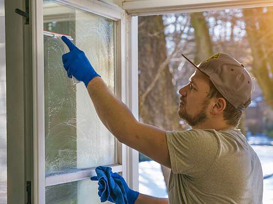 Jarní úklid začněte mytím oken (Zdroj: Depositphotos (https://cz.depositphotos.com))