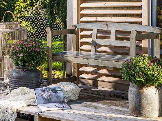 Dřevěná zahradní lavička potřebuje čas od času ošetřit