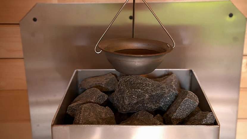 V domácí sauně se topí starými kamny, která pojmou až 20 kg lávového kamene
