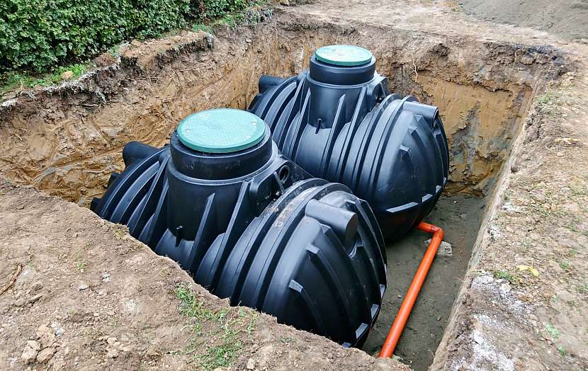 Podzemní nádrže jsou v chladu a ve tmě, což omezuje riziko zkažení vody, i tak je však nutné nádrže pravidelně čistit