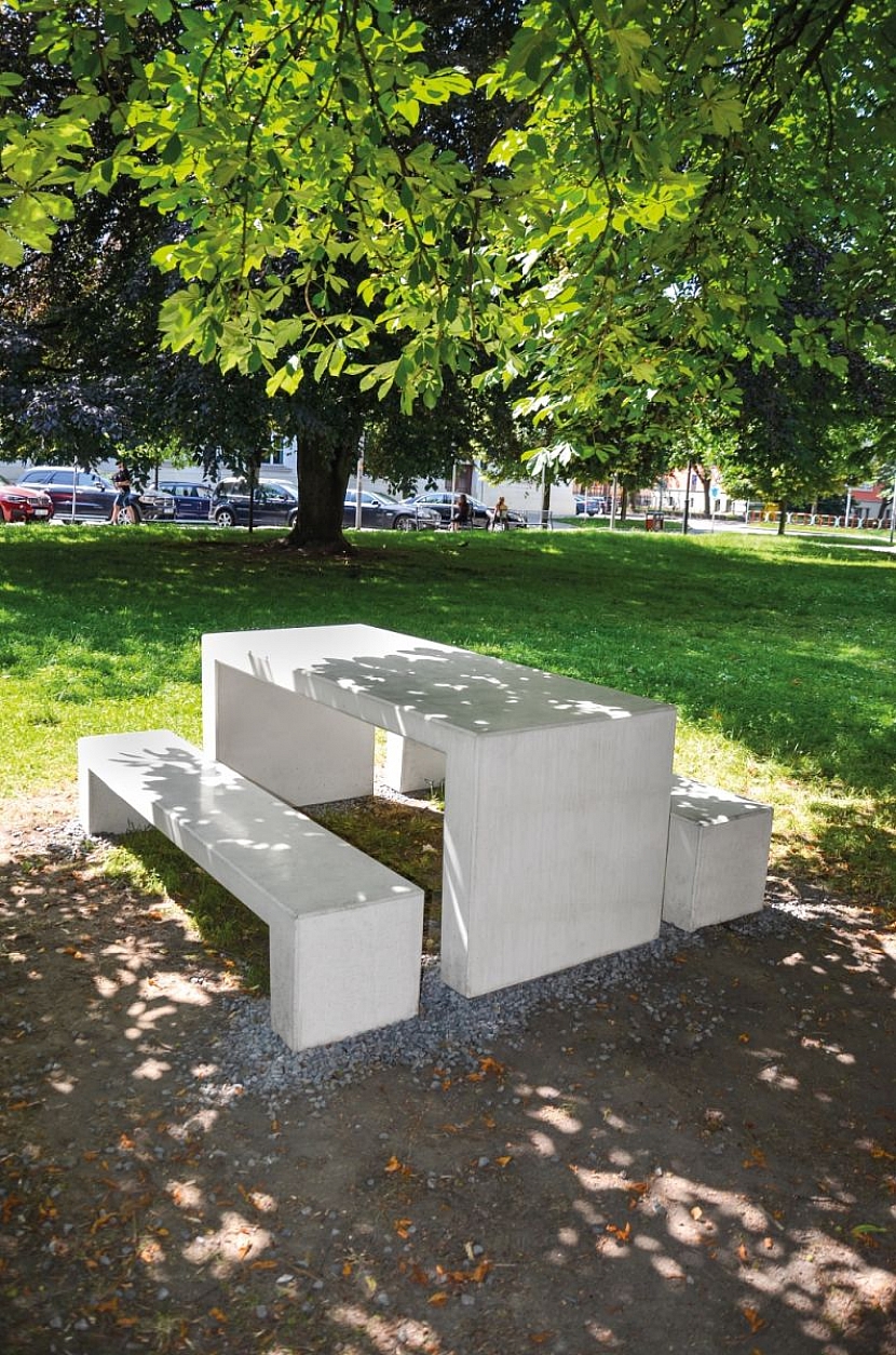 betonová lavička a stůl