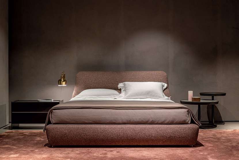 Rodolfo Dordoni, slavné designérské jméno, které potkáme u značek Cassina, Cappellini, Molteni, Minotti, Kettal ale i Flos se svítidly apod. Tentokrát představujeme lůžko Greenwich, které Rodolfo Dordoni navrhl pro značku Molteni.