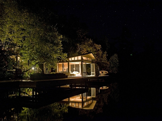Noční osvětlení domu nebo zahrady výrazně ovlivňuje atmosféru (Zdroj: Depositphotos.com)