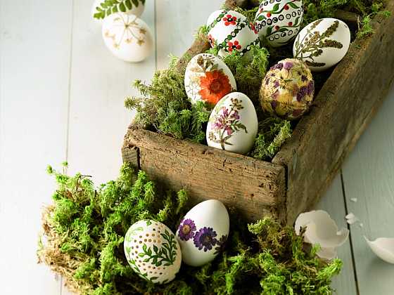 Vajíčka zdobená sušenými květy (Zdroj: Anagram)