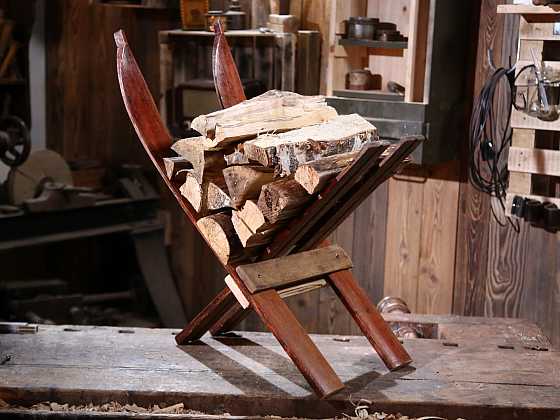 Ze starých lyží si vyrobíme vtipný stojan na dřevo (Zdroj: Prima DOMA)