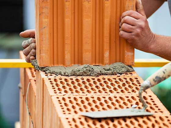 Stavba svépomocí vyžaduje promyšlený stavební materiál a dost informací. Poradíme, kde je získat 
