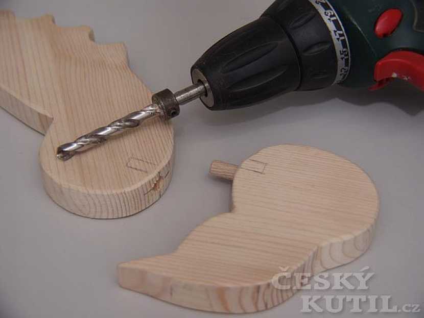 Vyvrtejte otvory pro vložení dřevěného kolíčku